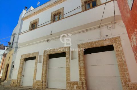 MATINO - LECCE - SALENTO In Matino, within one of the most characteristic and sought-after historic centers of southern Salento, we are pleased to offer for sale an interesting real estate solution, of large sizes, on two levels with large usable cel...