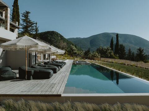 Situata sulla tranquilla costa orientale di Lefkada, Villa Calma offre un rifugio impareggiabile in un ambiente appartato, a soli 1,5 km dall'affascinante città di Nudri. Circondata da lussureggianti uliveti e cipressi, questa villa incarna un senso ...