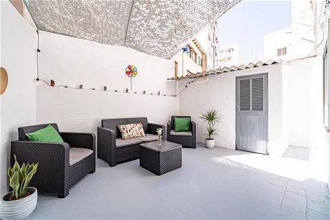 Center. Completely renovated apartment with terrace of approximately 20m2 in the 31 de Diciembre area. Apartment of approximately 110m2, living room, fitted kitchen with office, 4 double bedrooms, 1 bathroom, parquet and stoneware floors, white lacqu...