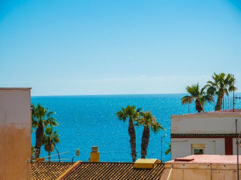 Le ofrecemos esta estupenda casa en venta en Málaga capital, a 200 metros de la playa de la Caleta, en la zona del Limonar-Mayorazgo, con una superficie de 280m² construidos, desarrollados en 2 plantas, a los que se le añaden dos patios y una amplia ...