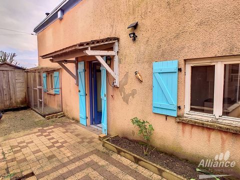 Au fond d'une impasse au calme, cette petite maison de 48 m2 saura vous séduire. Elle se compose d'un salon séjour spacieux et chaleureux grace à son poêle à granulés récent, une cuisine entièrement équipée, d'une salle de bain avec douche et baignoi...