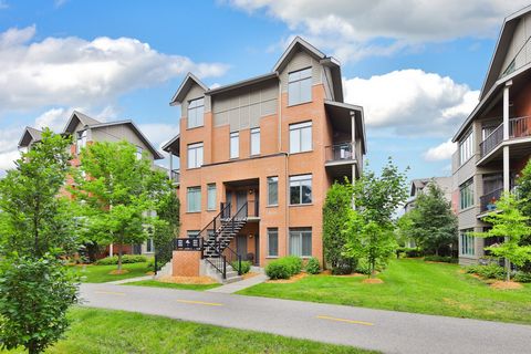 *Ce condo de deux chambres à coucher saura vous séduire au premier regard. Le condo bénéficie d’une lumière naturelle abondante. La cuisine bien pensée est la pièce maîtresse de cette maison, avec des armoires à hauteur de plafond. Îlot avec option c...