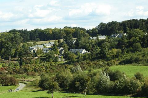 Le proprietà comprendono 4 unità e sono raggruppate insieme. L'alloggio è al piano terra o al primo piano. Le case sono costruite nella collina e raggiungibile con pochi passi o una scala. La piscina all'aperto, i campi da tennis e il parco giochi so...