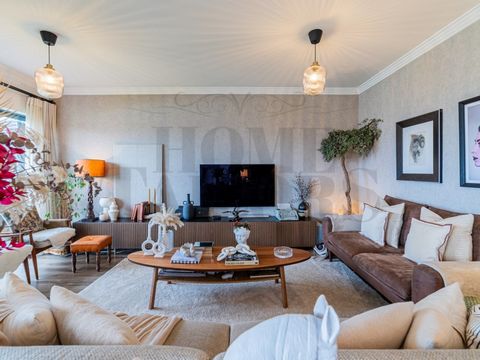 Discover this magnificent villa, inserted in a gated community in Sesimbra, where comfort and tranquillity meet the charm of the landscape. Spread over two floors, this house offers a large living room full of natural light, with direct connection to...