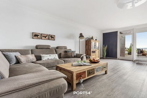 Este encantador apartamento de vacaciones está situado justo encima del puerto deportivo de Wiking Schleswig, en el corazón de Schlei. La escalera exterior conduce al edificio encima del garaje, donde se encuentra el apartamento. El apartamento tiene...