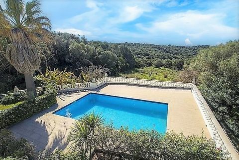 Im Herzen der bezaubernden Insel Menorca finden Sie ein außergewöhnliches Landhaus, umgeben von Feldern mit aromatischen Pflanzen und einer einzigartigen Landschaft. Das im menorquinischen Landhausstil erbaute Bauernhaus zeugt mit hohen Decken und di...