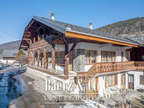 A traditional Savoyard property located on the Chemin de la Couttetaz in the heart of Morzine, a sector known for its historic buildings, many of which date from the 1800s and are brimming with the character of the epoch. With its raised and gallerie...