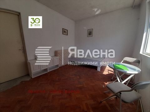 A Agência Yavlena tem o prazer de lhe apresentar um imóvel com grande potencial. Apartamentos neste local e com essa área raramente estão no mercado. O apartamento está localizado em uma rua central, na área de Kolkhozen Pazar, perto de ul. 'Dr. Pisk...