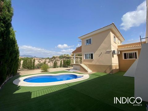 Indigo Homes a le plaisir de vous présenter cette villa exclusive située dans la meilleure zone de Busot, à la montagne et à seulement 15 minutes de la mer, où vous pourrez profiter de vues panoramiques impressionnantes sur la campagne, accompagnées ...