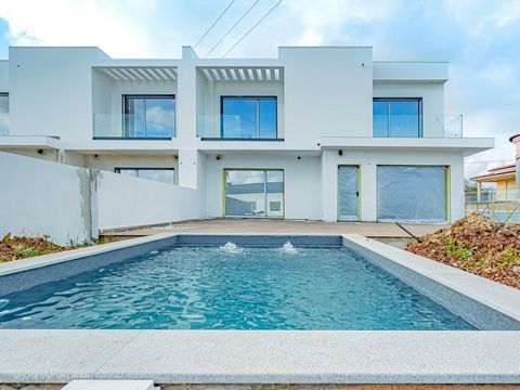 Cond_ A MAIS VALIA DO IMÓVEL: Moradia T4 nova com piscina, jardim e garagem, em lote de 489m² a 4 km da A21. DESCRIÇÃO DO IMÓVEL: Piso -1 Garagem com 58,3m² Arrumos com 13,6m² Circulação com 9,35m² Sala de arrumos/cinema (a) Piso 0 Hall 12,3m² com cl...