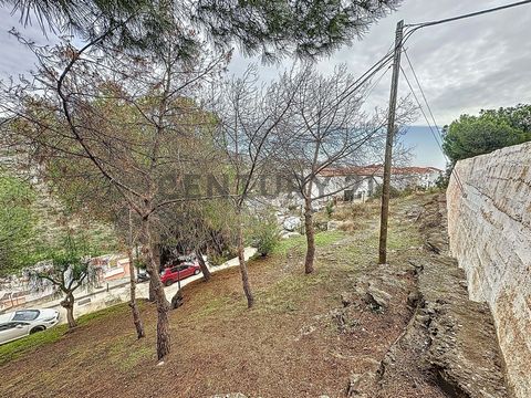 **Parcela Urbana en Torrox Pueblo Oportunidad Única** Descubre esta magnífica parcela de 650 m² en Torrox Pueblo, reconocido por ser el Mejor Clima de Europa. Ubicada estratégicamente cerca de colegios, un instituto, zonas residenciales y comercios, ...