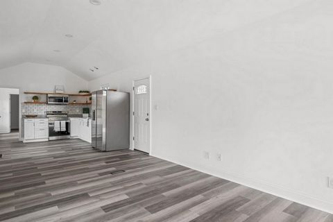 Ein weiterer erstaunlicher Umbau durch diesen Bauunternehmer/Bauherrn. Verpassen Sie nicht dieses erstaunliche Haus mit 2 Schlafzimmern und 2 Vollbädern von einem gefragten Bauherrn, der diese Häuser auf ein akribisches Niveau bringt. Seine Häuser bl...