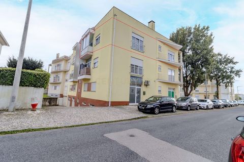 Descubra este encantador apartamento T2 em Marinha Grande, Leiria. Com uma área generosa de 135m², este imóvel destaca-se pela sua excelente exposição à luz natural e localização tranquila, ideal para quem procura conforto e qualidade de vida. O apar...
