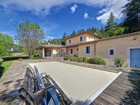 Villa d’architecte de 218 m² avec piscine, jardin paysagé et prestations haut de gamme – Olargues, aux portes du Caroux