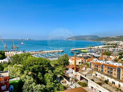 Apartamento T2 com Vista Deslumbrante sobre a Baía de Setúbal e Tróia Descubra este magnífico apartamento T2, com uma das melhores vistas panorâmicas sobre a baía de Setúbal e a península de Tróia. A sua excelente exposição solar garante luminosidade...