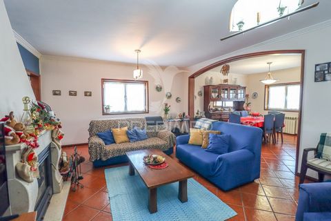 Descubra esta moradia independente, localizada na tranquila freguesia do Troviscal, no concelho de Oliveira do Bairro, Aveiro. Construída em 2004, esta casa combina design funcional com amplos espaços e uma localização privilegiada, ideal para quem p...