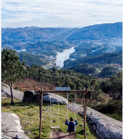 Terreno com 18.000m2, PIP aprovado para 34 lotes, em Vieira do Minho. Este terreno localiza-se na encosta da vila e tem vistas deslumbrantes sobre a vila e a serra da cabreira. Próximo do Gerês e a 30 minutos do centro de Braga. Se é investidor/const...