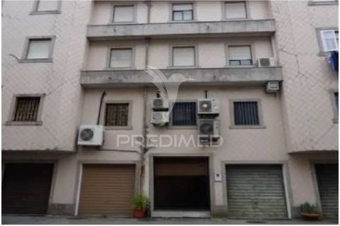 Armazém com 116m², localizado em Urgezes, Guimarães, no distrito de Braga. Situado numa cave, dispõe de acesso através de portão seccionado de garagem, garantindo funcionalidade e segurança. O espaço é composto por: Garagem Receção Arrumo Sala ampla ...
