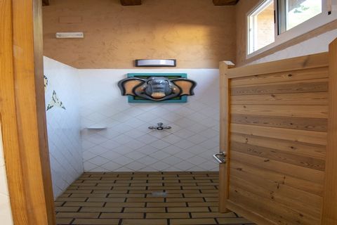 Bienvenido a este camping excepcional, perfectamente situado a lo largo de una impresionante costa famosa por sus aguas turquesas poco profundas y playas de arena suave. Relájese bajo las palmeras con su familia o amigos mientras disfruta de delicios...