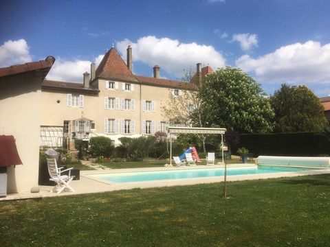 Propriété à vendre 14 pièces à LA ROCHE VINEUSE
