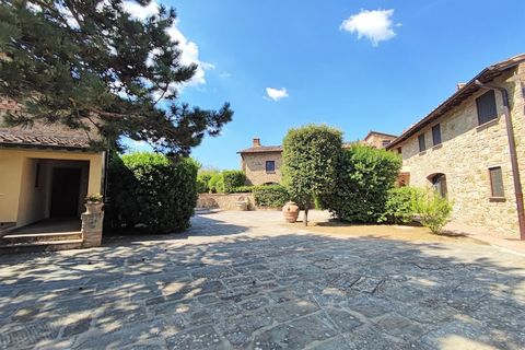 Questa affascinante residenza nella rinomata regione turistica della Toscana è dotata di una terrazza privata e dell'accesso alle piscine in comune. E' molto adatta per le vacanze in coppia o in famiglia.La casa vacanze si trova a 2,5 km dal centro d...