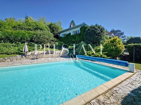 Nestled in a dominant position less than 10 km from Bayonne, this 1970s house offers 216 m² of living space and exceptional views of the Pyrenees mountain range. Built on a sloping plot of 1325 m², it seduces with its generous volumes and its origina...
