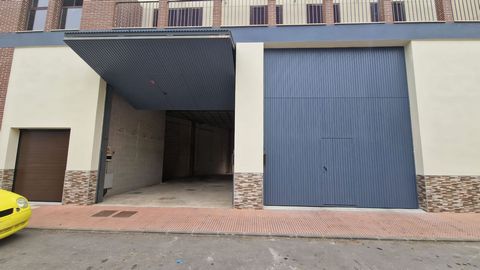 Se vende nave / local de 110m² más patio trasero, ubicada en una zona estratégica de Alhaurín El Grande, a poca distancia a pie del centro del pueblo y con excelente conexión a las principales vías de acceso. El espacio es completamente diáfano y cue...