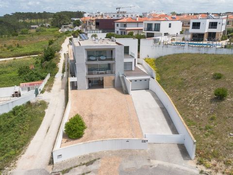 Situada numa das localizações mais emblemáticas de Portugal, no Sítio da Nazaré, esta extraordinária moradia de luxo oferece um equilíbrio perfeito entre sofisticação, conforto e vistas panorâmicas deslumbrantes sobre o Atlântico, estando ainda a pou...