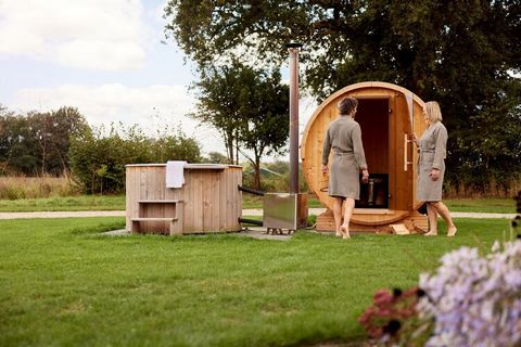 Vakantievilla Amalia 6 met sauna en hottub De Vakantievilla Amalia 6 met een sauna en hottub in de tuin is ideaal om volledig te ontspannen tijdens je vakantie. Het vakantiehuis beschikt over een ruime woonkamer met een open keuken. De keuken is voll...