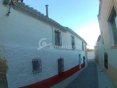 Une grande maison à vendre au coeur de la jolie ville d’Oria ici dans la partie nord de la province d’Almeria. le rez-de-chaussée à l’entrée a le salon principal et deux autres chambres et salle de bains. A l’étage se trouve le coin cuisine, deux aut...