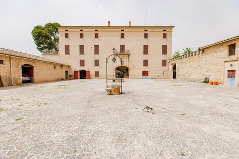 The mansion dates back to 1698 and consists of 4 floors with 2,838 square meters, distributed in living rooms, kitchens, bedrooms, some with en suite bathrooms, as well as large terraces and balconies. Each room has huge windows, from where you can e...