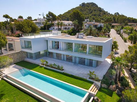Spektakulär, nybyggd lyxvilla i Santa Ponsa Exklusiv villa på sydvästra Mallorca med stor pool och trädgård Den här underbara, nybyggda villan är belägen i Santa Ponsa på sydvästra Mallorca. Santa Ponsa har två sandstränder, fantastisk utsikt över be...