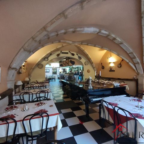 En plein centre ville de Chaumont, un lieu incontournable des repas conviviaux. Ce charmant restaurant, avec son arcade, son piano droit, vous séduira. Un lieu nidéal pour profiter d'un bon repas. Vous disposez d'une salle de restaurant de 88 couvert...