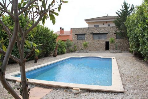 Casa de piedra con piscina que se encuentra cerca de Figueres en la urbanización La Vinya Gran en l'Hospitalet de Llers. Se accede por la autopista A-7, por la carretera N-II. Por tren de alta velocidad y por el convencional y se halla a 36 km. del a...