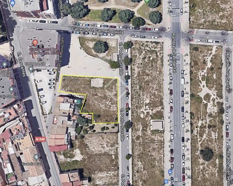 Lucas Fox presenta esta parcela con muchísimo potencial al lado del ayuntamiento y la Rambla de la Libertad de Sant Joan d'Alacant. Como se sitúa cerca del hospital de Sant Joan y del centro de la ciudad, es ideal para construir un edificio con pisos...