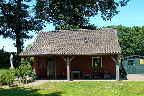 Het huisje is geheel vrijstaand en heeft een prachtige privétuin met een overdekt terras. Het vakantiehuis bevindt zich in het Noord-Brabantse Schijf. Met 1 slaapkamer is het ideaal voor een romantische vakantie met je partner. Dit vakantiehuis is ru...
