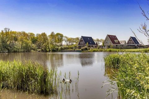 Este chalet rural en el norte de Holanda tiene una ubicación tranquila y una piscina comunitaria (abierta de abril a septiembre). Ofrece mucho espacio y es muy adecuado para unas vacaciones en familia o con unos pocos amigos. El parque está rodeado d...