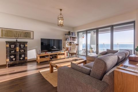 Deze woning is gelegen aan de Costa da Caparica, vissersdorp, beroemd om zijn prachtige stranden en de omliggende natuur. Een paar kilometer van Lissabon biedt alle voorzieningen van een stad (scholen, banken, supermarkten, apotheken, bars, restauran...