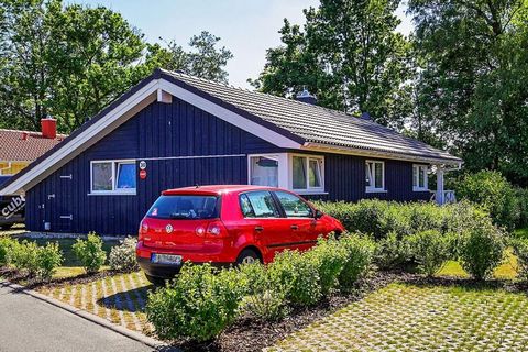 Esta lujosa casa de vacaciones de madera de estilo danés se encuentra en OstseeStrandpark Grömitz. La decoración moderna con ventanas panorámicas, paredes de madera clara y paredes inclinadas ayuda a que la casa luzca luminosa y acogedora. En 2019/20...