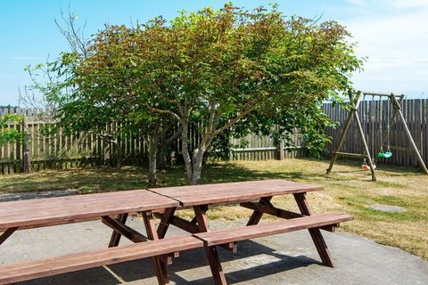 Holiday cottage located on a natural plot approx. 200 m from the North Sea. The house is well decorated with bright and has large rooms with modern furnishings, 2 living rooms and a mezzanine with 3 beds, 3 bathrooms, sauna, whirlpool, well-equipped ...