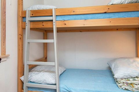 Nicht weit vom Fluss Gudenåen liegt dieses Ferienhaus in idyllischer Umgebung. Es verfügt über zwei Schlafzimmer und zwei Wohnzimmer, von denen sich eine schöne Aussicht auf die Natur bietet. Doppelbett mit 120 cm Breite. Das Esszimmer hat einen dire...