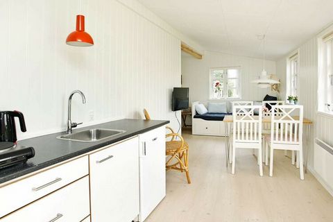 Anexo de 2013 (mini-cabaña) ubicado en Østerby aprox. 150 m de Sønderstrand y Fyrbakken. Entrada, baño, té-cocina / sala familiar con un pequeño comedor y una pequeña sala de estar y escaleras al desván con 2 colchones con somier. Jardín de césped co...