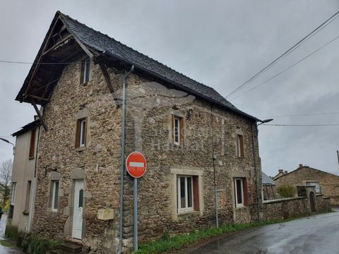 Segala - Village house with adjoining garden and a barn of 105m² per level 100m from the house. The house consists of a living room of 39m², a kitchen with a veranda, a bathroom and the boiler room, on the ground floor. The floor is served by a landi...