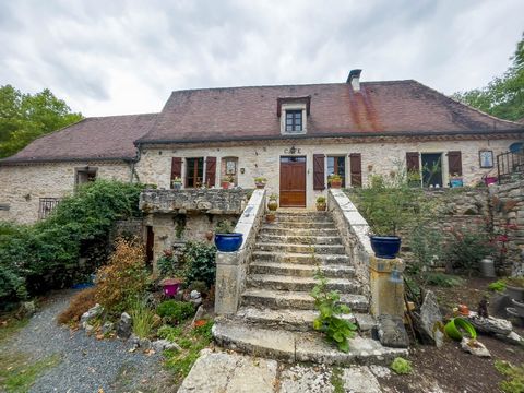Very nice renovation for this former post house, limestone house typical of the Quercy. A part has been transformed into a cottage, the outbuilding which was the forge hosts a knitting area and on the ground floor a workshop. The main building has a ...