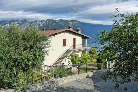 Comfortable apartments in an elevated position with a wonderful view of Lake Garda. The apartments are located in a well-kept house with a beautifully landscaped garden and are tastefully furnished in subtle colors. Your holiday apartment on the uppe...