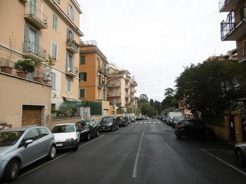 Montesacro Città Giardino and precisely in via Moncenisio in an area well served and well connected by surface transport, we offer a C1 room with a showcase on the street consisting of a single room and service currently rented until 01/31/2024. The ...