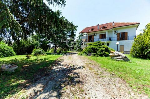 Sant'Angelo Romano Property located a few km from the GRA consisting of a villa of 310 m2 on 2 independent floors (the first floor is to be restored - the second floor is in its rough state to be completed) with porch and 2 large garages (ground floo...