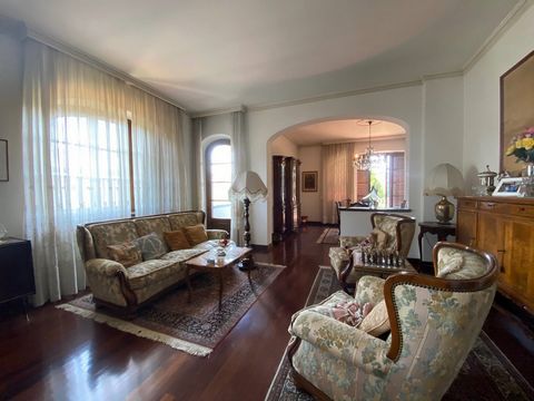 Elegant and spacious villa near the historic center of Lucca Spacious and elegant villa of 380 m2, on 3 levels with 1250 m2 of garden just a few steps from the city walls of Lucca. The villa has beautiful exteriors that can be enjoyed thanks to the t...