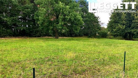 A23107SHH16 - 1 of 3 plots of building land, quite situation, 10 minutes from N10 and Barbezieux which has all commerce. 35 minutes to Angouleme and TGV link Information about risks to which this property is exposed is available on the Géorisques web...