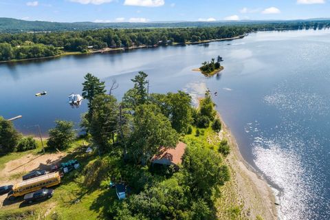 The Pointe at Davidson is a spectacular riverfront property pointing south down the river with Lac Coulonge to the west, which is one of the widest expanses of the Ottawa River, and a sheltered bay on the east side. The west side offers a limestone s...